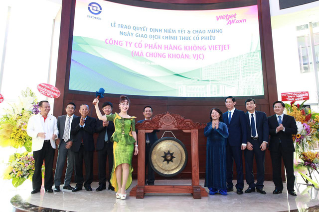 nu-ty-phu-usd--ba-chu-hang-vietjet-an-van-thoi-trang-nhu-the-nao