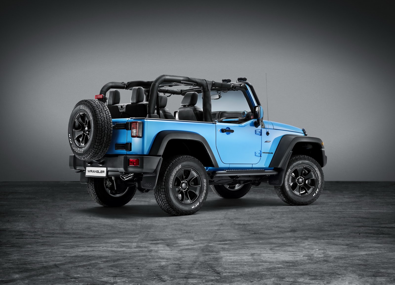 Chiếc xe Jeep m&agrave;u xanh dương xuất hiện tại triển l&atilde;m Geneva c&oacute; g&igrave; lạ?