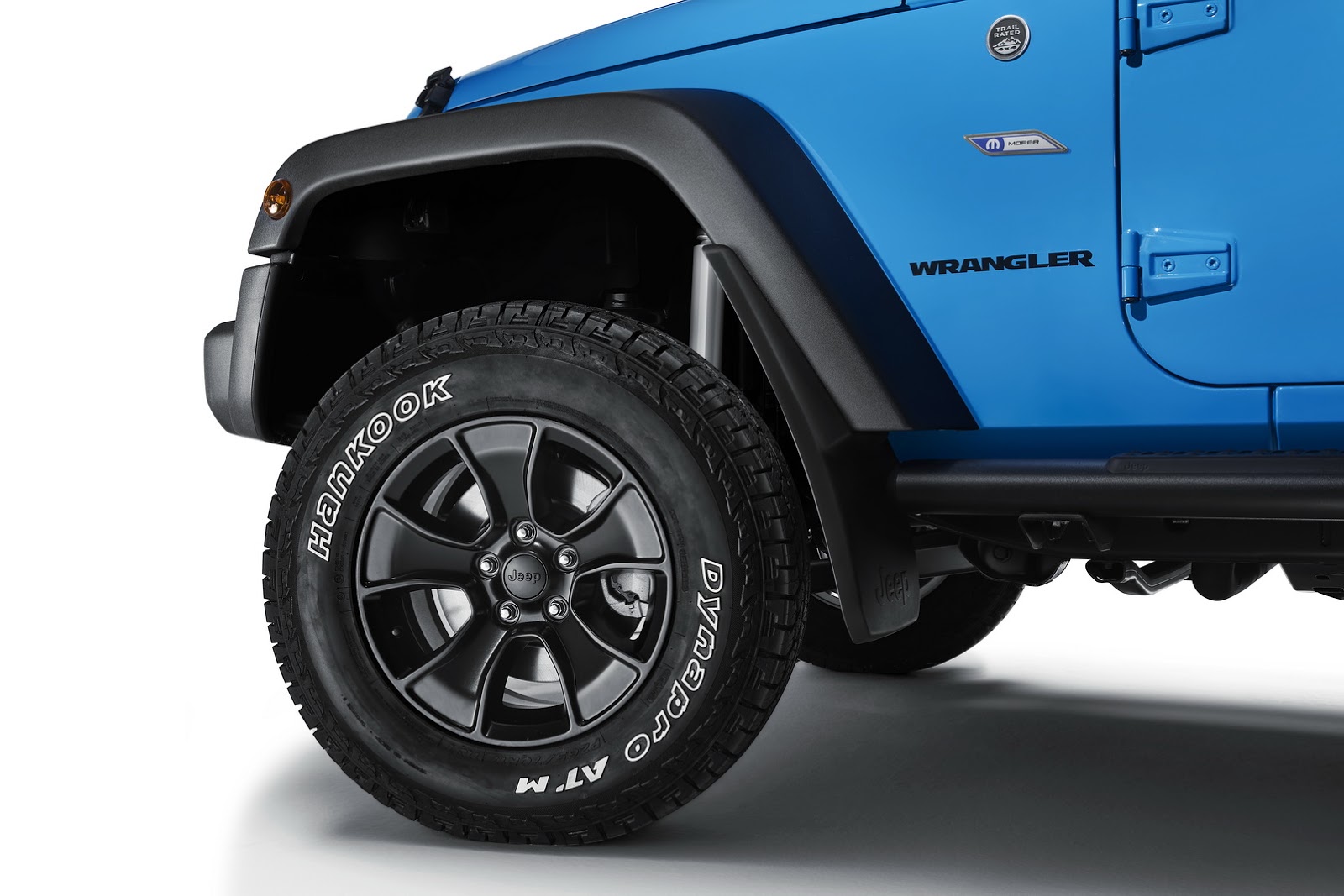 Chiếc xe Jeep m&agrave;u xanh dương xuất hiện tại triển l&atilde;m Geneva c&oacute; g&igrave; lạ?
