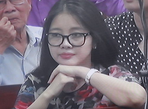 vo-xinh-dep-giau-co-cua-bau-kien-dut-tui-them-gan-34-ty-dong