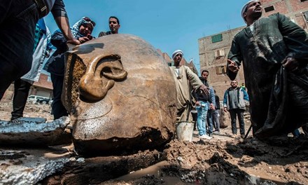 ai-cap-phat-hien-2-buc-tuong-vua-pharaoh-hon-3000-nam-tuoi