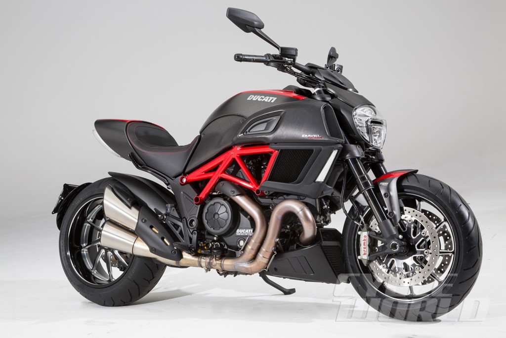 sieu-xe-ducati-diavel-ma-vang-gay-chu-y-tren-pho-ha-noi