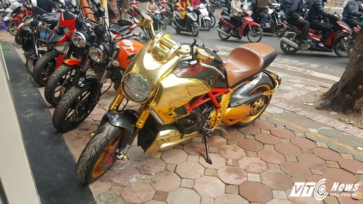 sieu-xe-ducati-diavel-ma-vang-gay-chu-y-tren-pho-ha-noi
