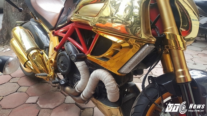 sieu-xe-ducati-diavel-ma-vang-gay-chu-y-tren-pho-ha-noi