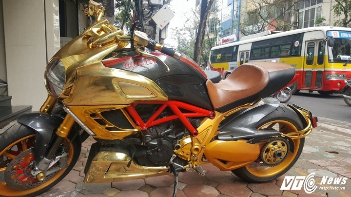 sieu-xe-ducati-diavel-ma-vang-gay-chu-y-tren-pho-ha-noi