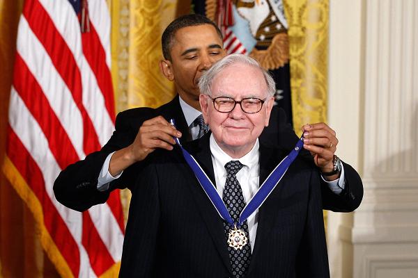 Cựu tổng thống Barrack Obama trao Hu&acirc;n chương Tự do cho tỷ ph&uacute; Warren Buffett. Ảnh: CNBC