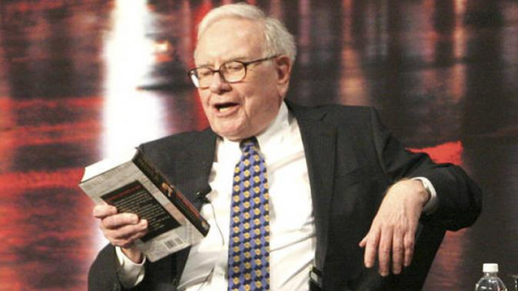 Buffett thường xuy&ecirc;n đọc s&aacute;ch. Ảnh: Internet