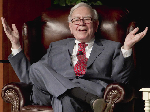 Buffett sở hữu 20 bộ quần &aacute;o miễn ph&iacute;. Ảnh: Internet