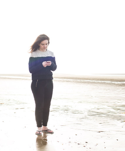 Giống như nhiều bạn trẻ kh&aacute;c, Melanie Clarke thường xuy&ecirc;n sử dụng smartphone. Ảnh: The New York Times