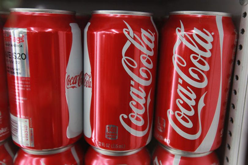 H&atilde;ng Coca-Cola đ&atilde; y&ecirc;u cầu cảnh s&aacute;t điều tra r&otilde; r&agrave;ng vụ việc. Ảnh: Mirror