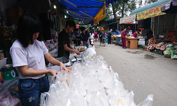 tet-han-thuc-33-am-lich-canh-nguoi-dan-ha-thanh-xep-hang-dai-mua-banh-troi