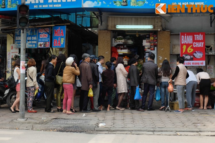 tet-han-thuc-33-am-lich-canh-nguoi-dan-ha-thanh-xep-hang-dai-mua-banh-troi