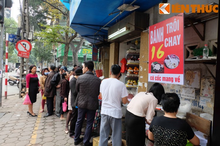 tet-han-thuc-33-am-lich-canh-nguoi-dan-ha-thanh-xep-hang-dai-mua-banh-troi