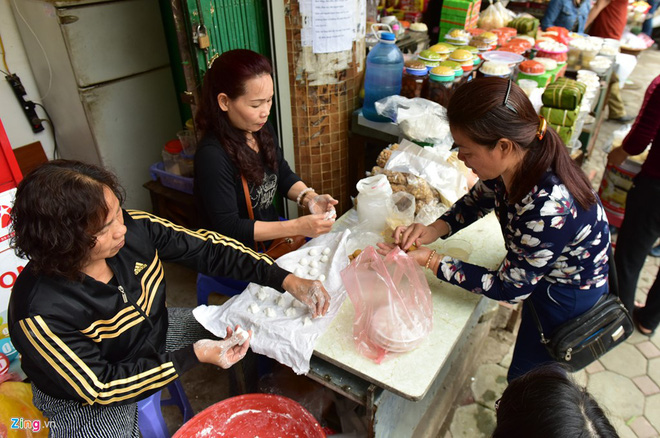 tet-han-thuc-33-am-lich-canh-nguoi-dan-ha-thanh-xep-hang-dai-mua-banh-troi