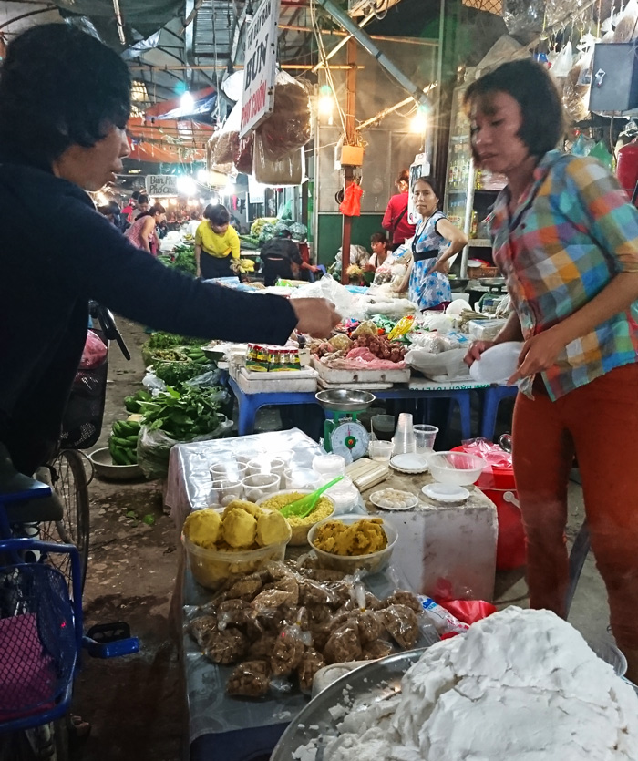 tet-han-thuc-33-am-lich-canh-nguoi-dan-ha-thanh-xep-hang-dai-mua-banh-troi