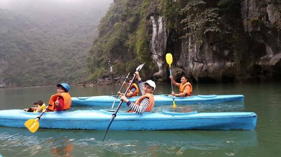 cam-dich-vu-cheo-kayak-o-ha-long-doanh-nghiep-du-lich-dieu-dung