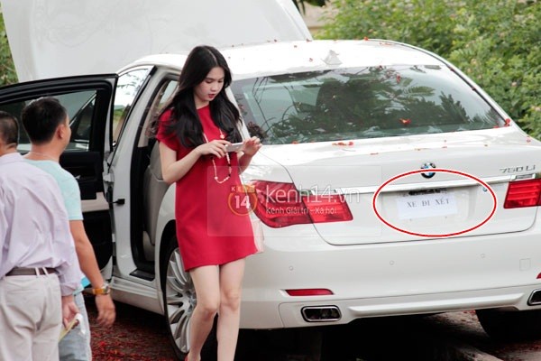 diem-danh-dan-xe-hop-dep-long-lanh-gia-hang-chuc-ty-dong-cua-ngoc-trinh