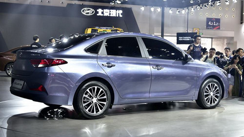 mau-xe-han-hyundai-celesta-moi-ra-mat-gia-re-chi-261-trieu-dong-co-gi-hot