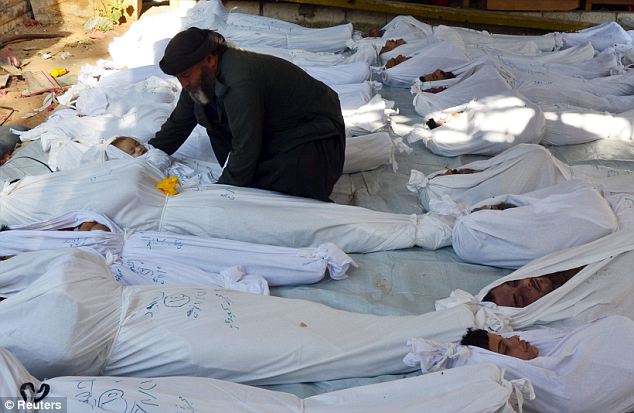 &Iacute;t nhất 100 người thiệt mạng v&igrave; nhiễm độc sarin tại Syria, trong đ&oacute; c&oacute; cả trẻ em v&agrave; phụ nữ. Ảnh: Reuters