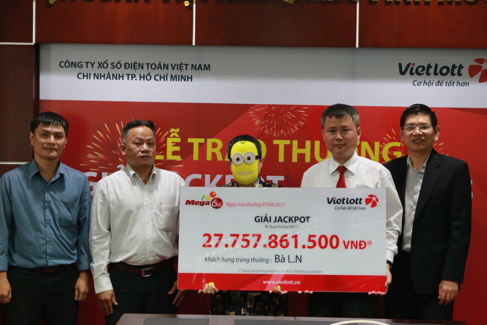 nu-tieu-thuong-o-tphcm-deo-mat-na-kin-mit-nhan-giai-jackpot-277-ty-dong