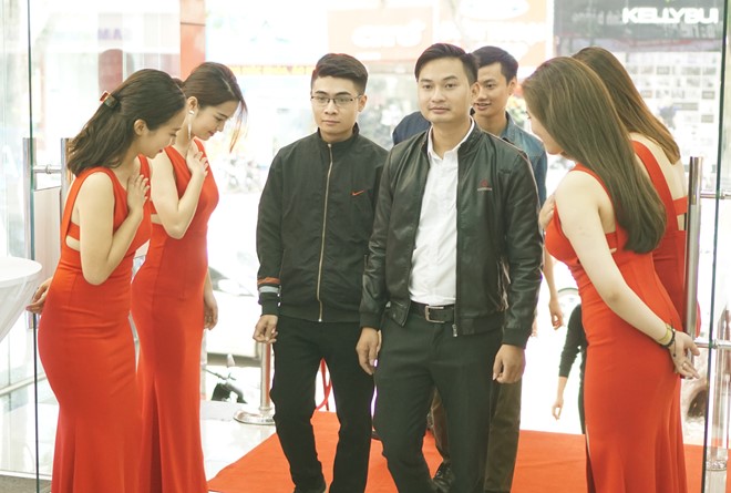 iphone-7-mau-do-chinh-hang-len-ke-ban-tai-viet-nam