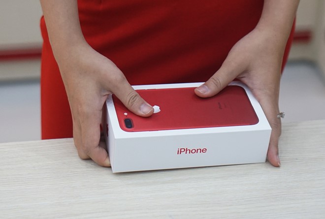 iphone-7-mau-do-chinh-hang-len-ke-ban-tai-viet-nam