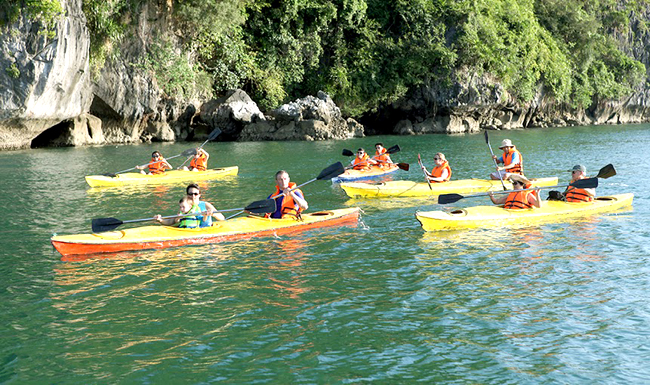 vi-sao-bo-vhttdl-cho-mo-lai-dich-vu-kayak-tren-vinh-ha-long