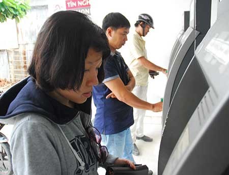 ngan-hang-muon-tang-phi-giao-dich-qua-atm