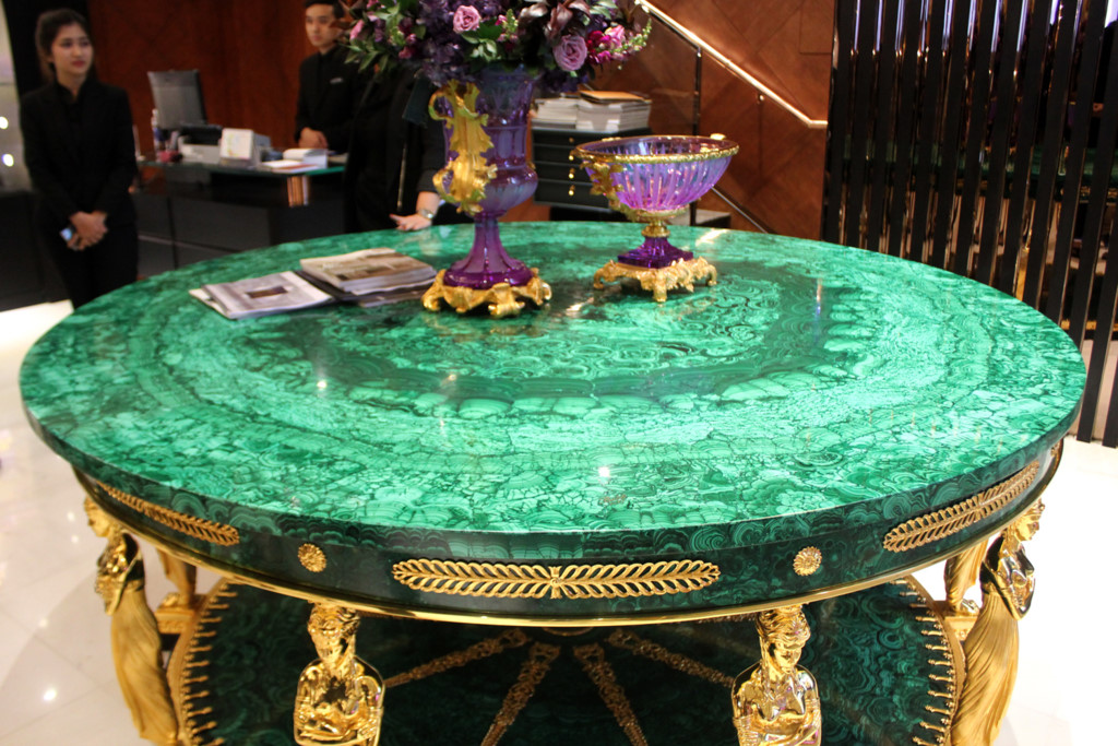 choang-voi-nhung-bo-ban-ghe-tien-ty-cua-dai-gia-viet