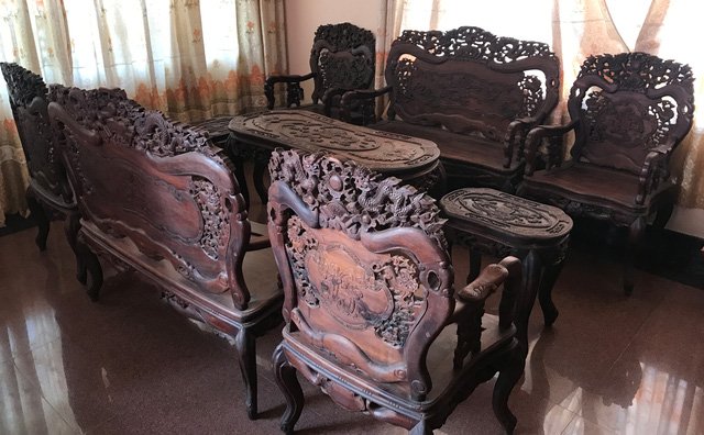 choang-voi-nhung-bo-ban-ghe-tien-ty-cua-dai-gia-viet