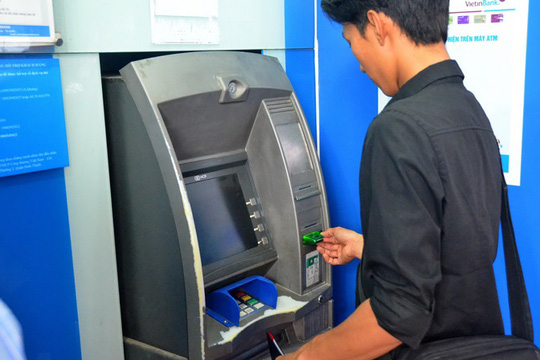 moi-the-atm-phai-ganh-bao-nhieu-loai-phi-co-ban