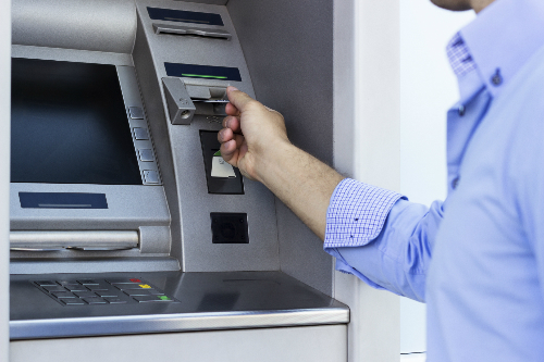 mat-129-trieu-dong-du-the-atm-dang-duoc-ngan-hang-giu-dai-dien-donga-bank-noi-gi