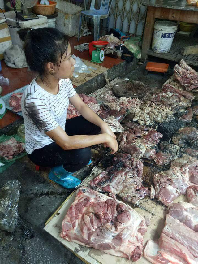 hai-phong-ban-thit-lon-gia-re-nguoi-phu-nu-bi-hat-dau-luyn-tron-chat-thai