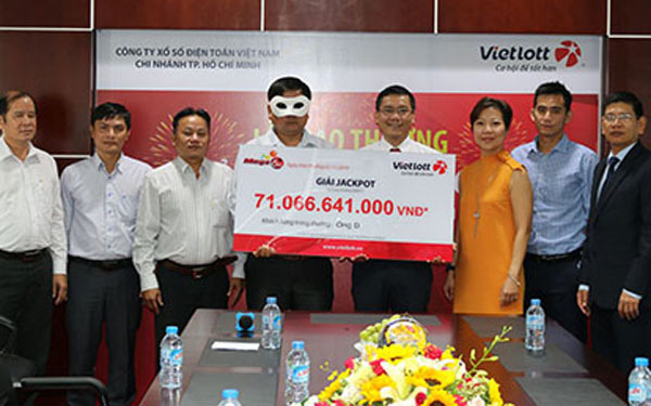 nhung-nguoi-trung-tren-duoi-100-ty-xo-so-vietlott-da-mua-ve-nhu-the-nao
