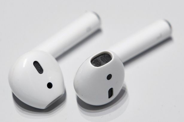 hot-iphone-8-se-cung-cap-tai-nghe-airpod-mien-phi-gia-47-trieu-di-kem