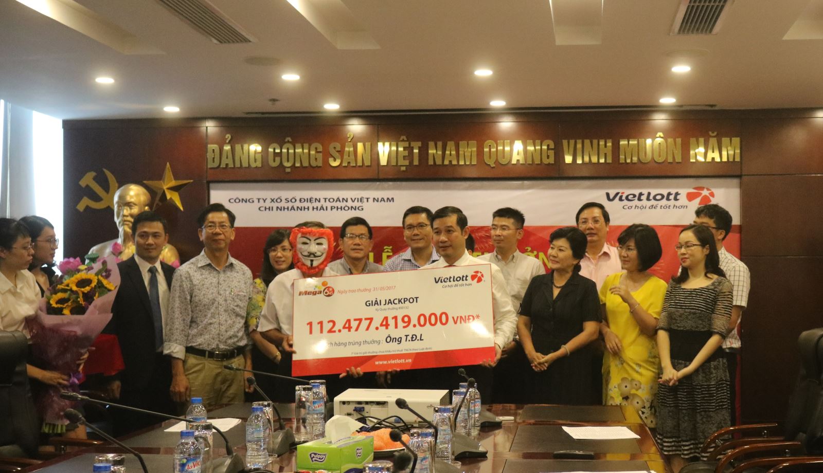 xo-so-vietlott-chu-nhan-ve-so-ky-luc-112-ty-nhan-giai-chi-400-trieu-lam-tu-thien