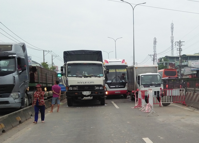  Hiện trường vụ tai nạn giao th&ocirc;ng li&ecirc;n ho&agrave;n tr&ecirc;n quốc lộ 1. Ảnh: C&ocirc;ng an nh&acirc;n d&acirc;n