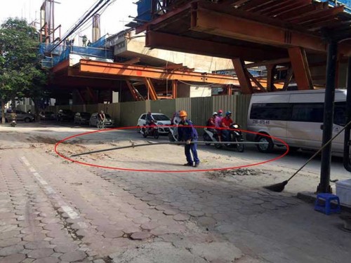  H&igrave;nh ảnh c&ocirc;ng nh&acirc;n di chuyển thanh sắt ''khủng'' rơi từ đường sắt tr&ecirc;n cao xuống đường. Ảnh: Người đưa tin