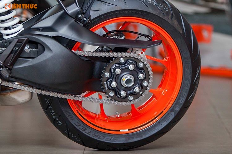xe-con-tay-ktm-1290-super-duke-r-gia-638-trieu-tai-vn-co-gi-dac-biet