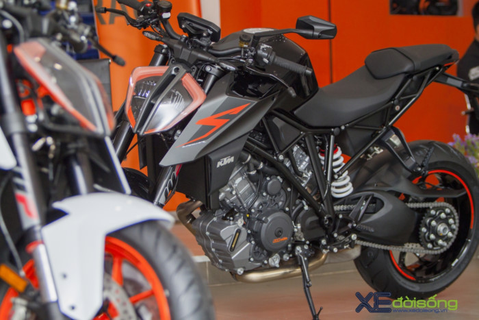 xe-con-tay-ktm-1290-super-duke-r-gia-638-trieu-tai-vn-co-gi-dac-biet