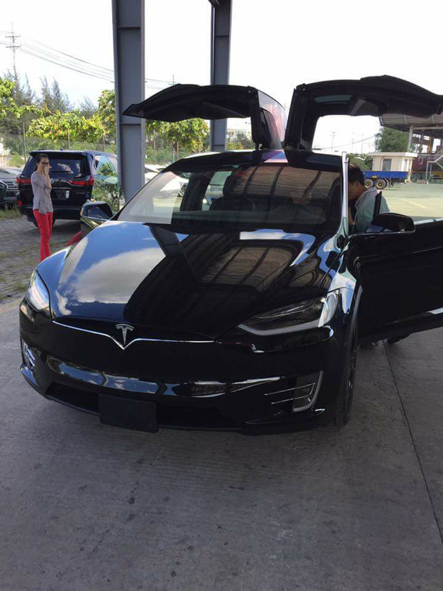 co-gi-dac-biet-o-chiec-suv-dien-tesla-model-x-p100d-thu-2-cap-ben-tai-viet-nam
