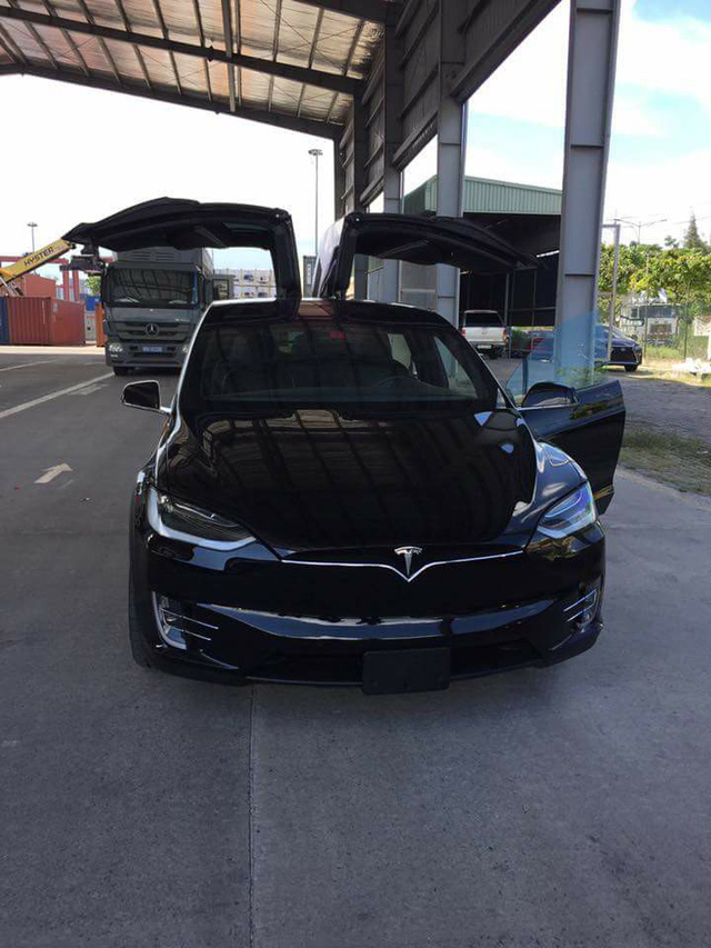 co-gi-dac-biet-o-chiec-suv-dien-tesla-model-x-p100d-thu-2-cap-ben-tai-viet-nam