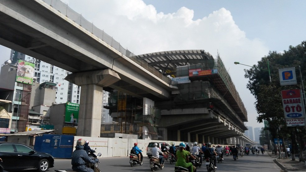 ha-noi-ban-nha-biet-thu-lay-tien-lam-duong-sat-tren-cao