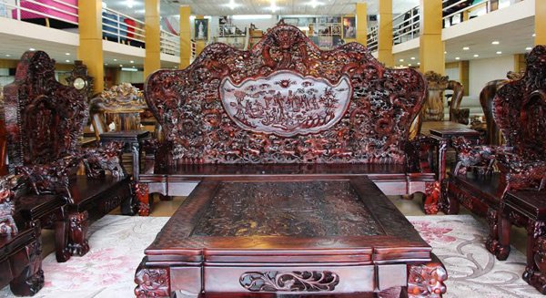 choang-bo-ban-ghe-go-trang-128-ty-cua-dai-gia-ha-noi