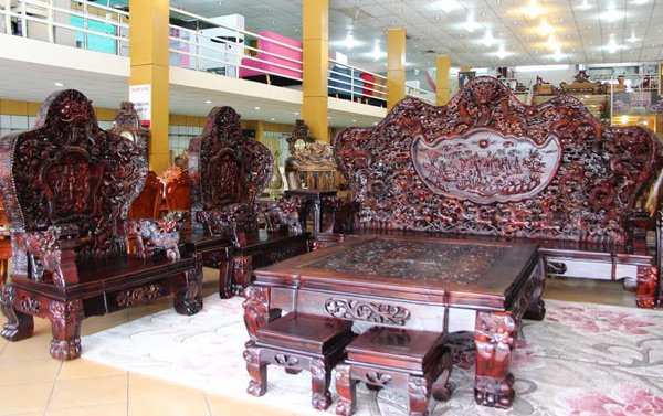 choang-bo-ban-ghe-go-trang-128-ty-cua-dai-gia-ha-noi