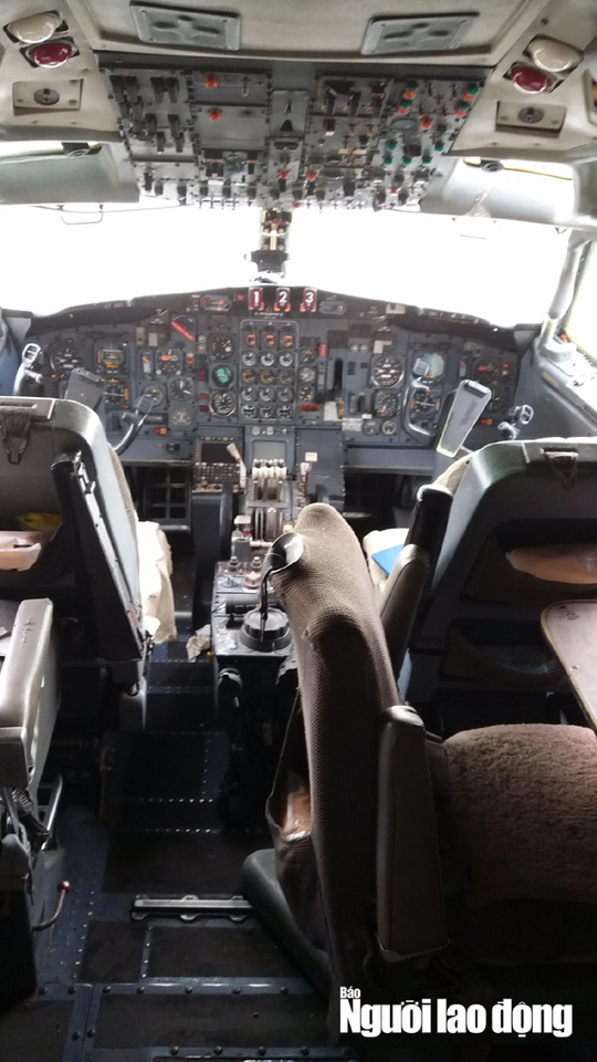 xem-noi-that-may-bay-boeing-727-200-bi-bo-roi-10-nam-o-noi-bai