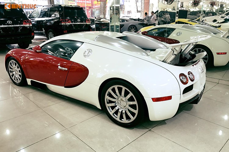 bugatti-50-ty-cua-minh-nhua-trum-men-cho-khach-tai-showroom-tphcm