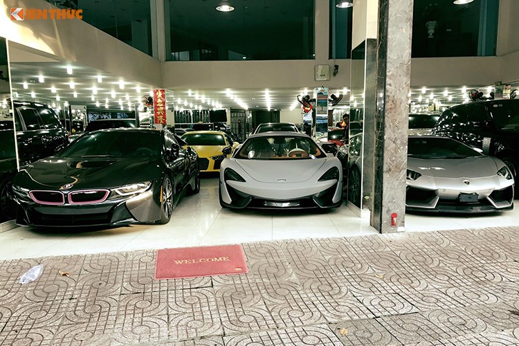 bugatti-50-ty-cua-minh-nhua-trum-men-cho-khach-tai-showroom-tphcm