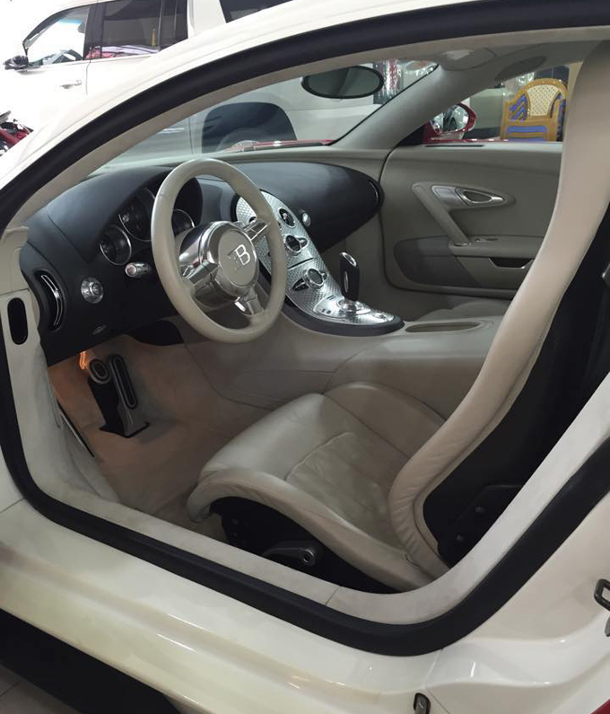 bugatti-50-ty-cua-minh-nhua-trum-men-cho-khach-tai-showroom-tphcm