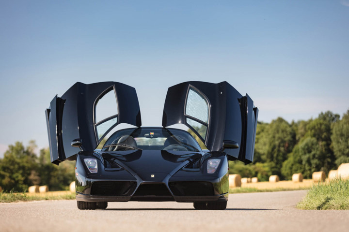 ngam-ve-dep-bi-hiem-cua-ferrari-enzo-den-bong